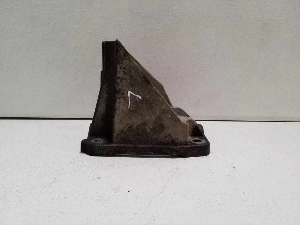 Engine mounting bracket – left