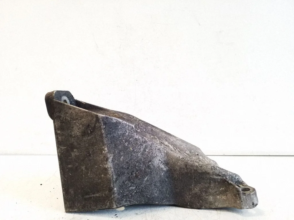 Engine mounting bracket 8D0199307P
