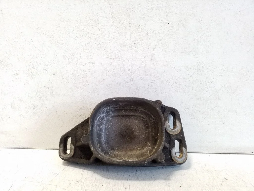 Engine mounting bracket 8D0199335C