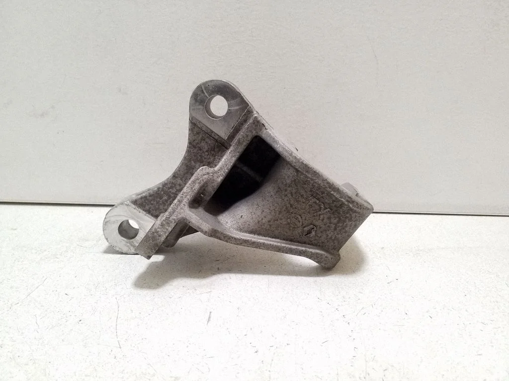 Mootori kinnituskronstein 113326UB5A