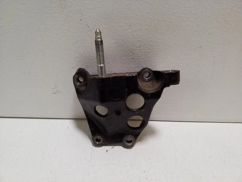 Engine mounting bracket – right
