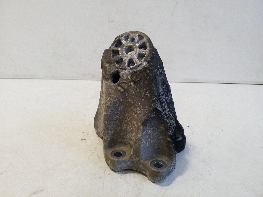 Dzinēja stiprinājuma kronšteins 7L6199307A