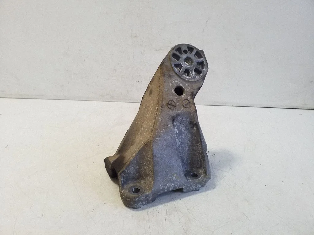Dzinēja stiprinājuma kronšteins 7L6199308C