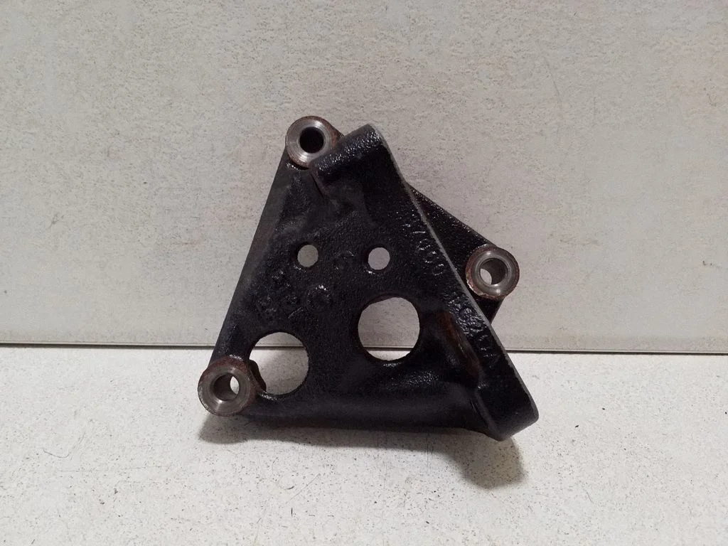 Engine mounting bracket