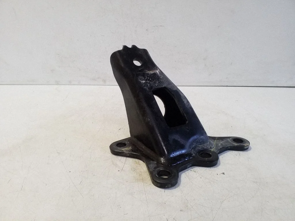 Engine mounting bracket – right