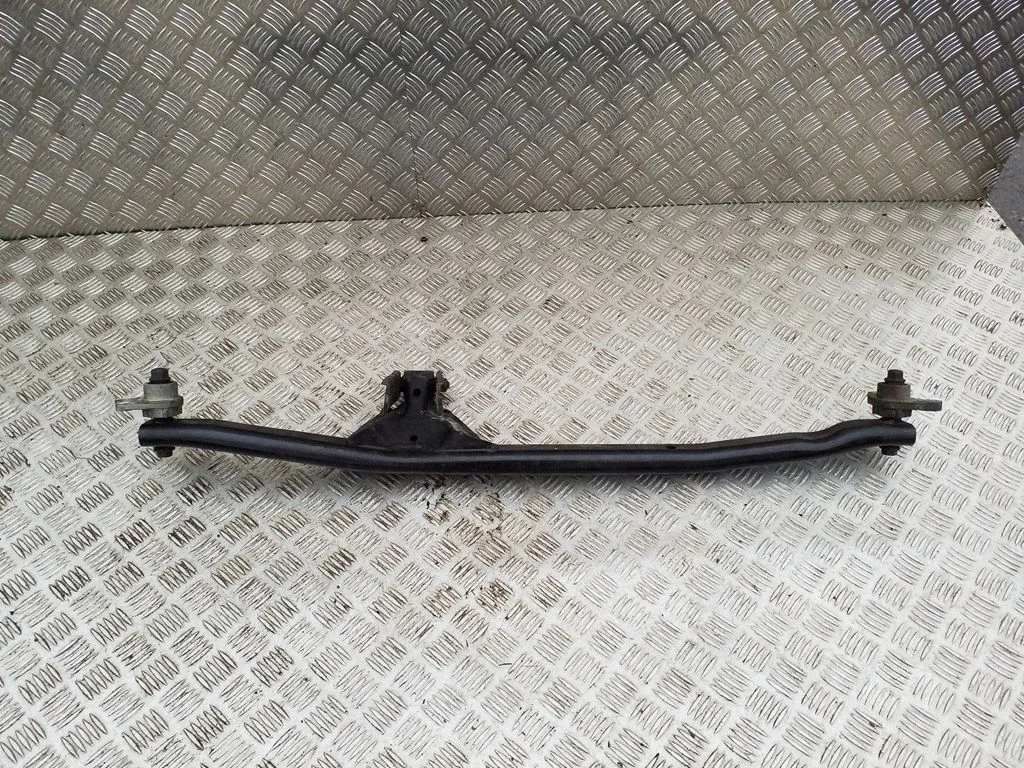 Engine mounting bracket