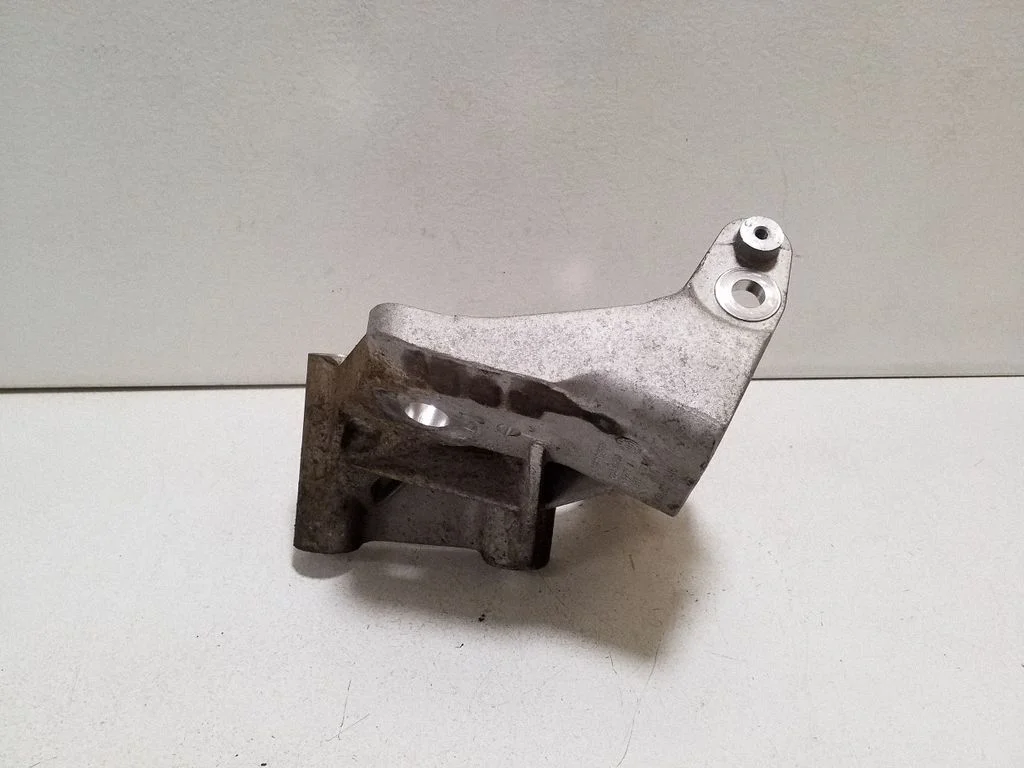 Dzinēja stiprinājuma kronšteins 31430490