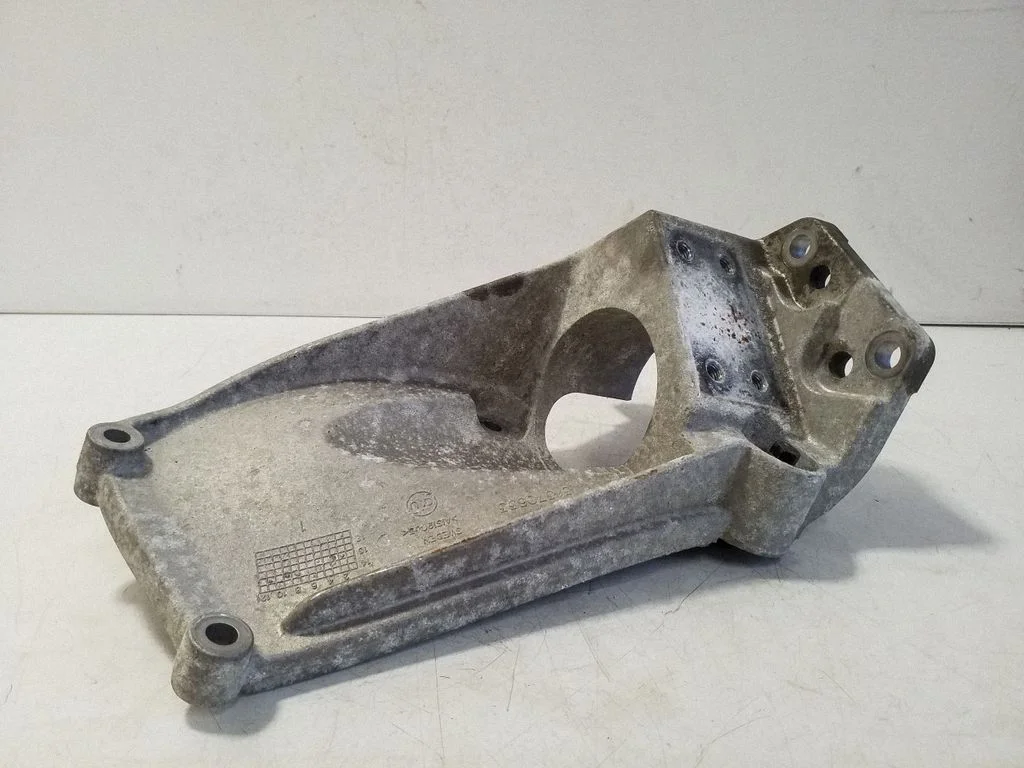 Dzinēja stiprinājuma kronšteins 31370633