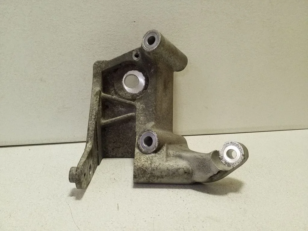 Dzinēja stiprinājuma kronšteins 31430470