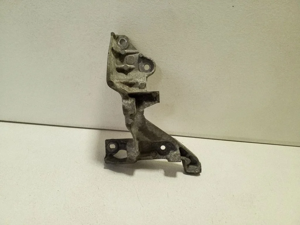 Dzinēja stiprinājuma kronšteins 147174072R