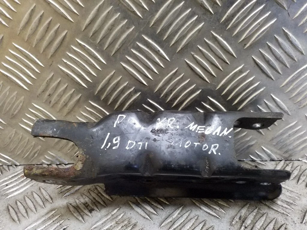 Engine mounting bracket – front