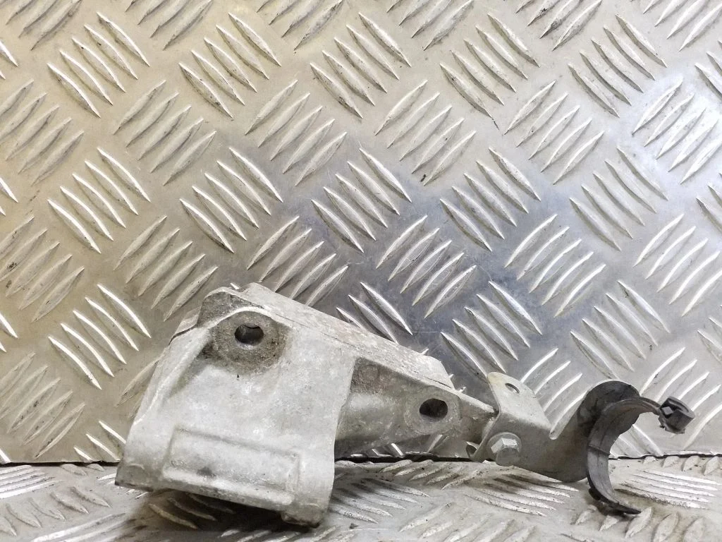 Engine mounting bracket