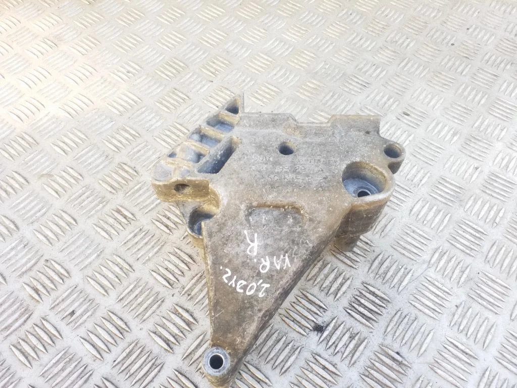 Mootori kinnituskronstein 03G199207