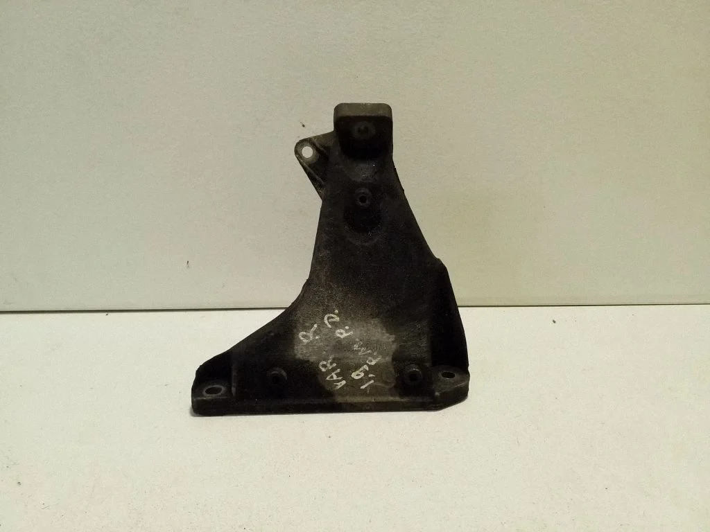 Mootori kinnituskronstein – Volkswagen Passat B5.5 (2001-2005)