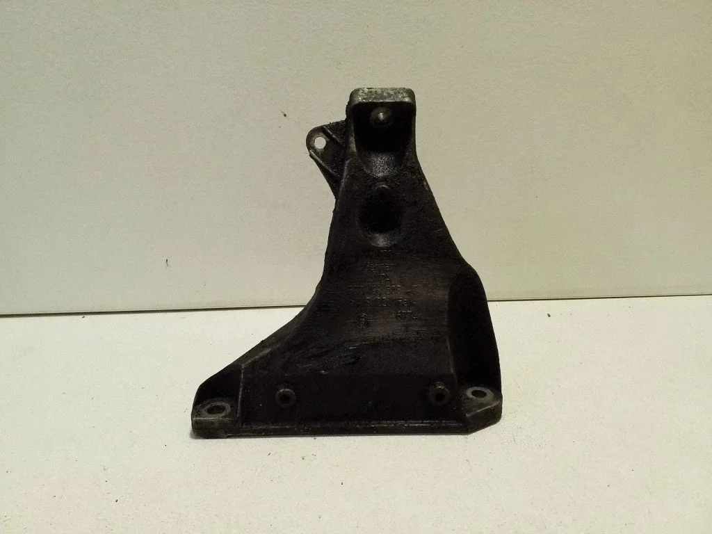 Mootori kinnituskronstein 8D0199308AG