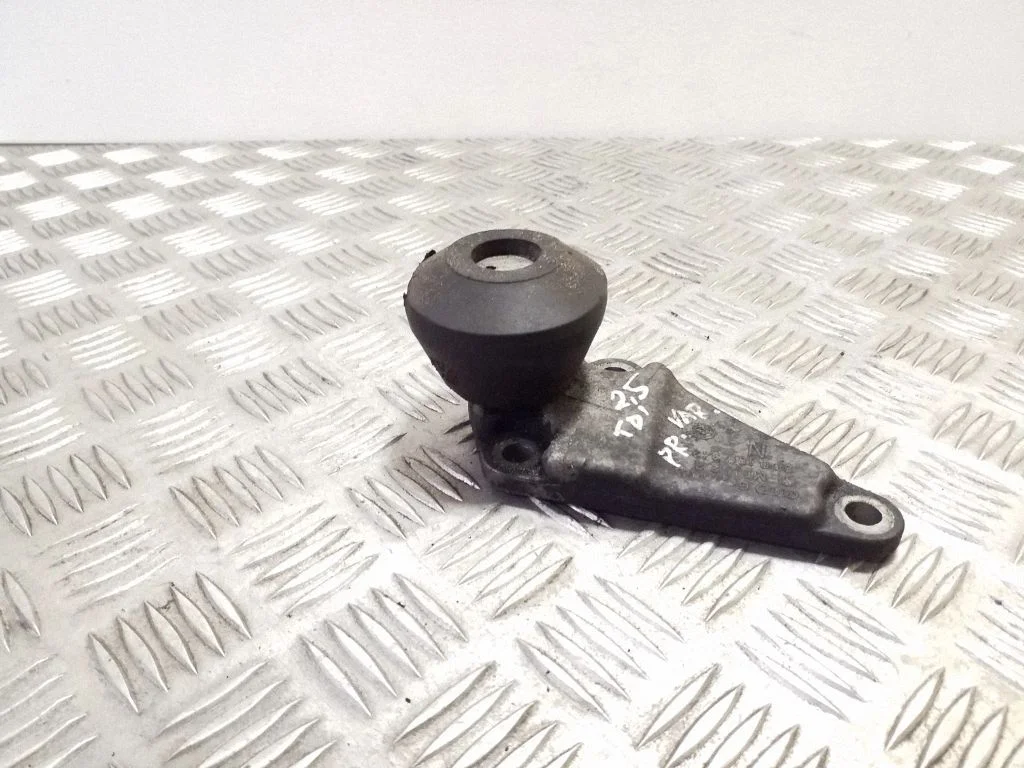 Mootori kinnituskronstein 8D0199343