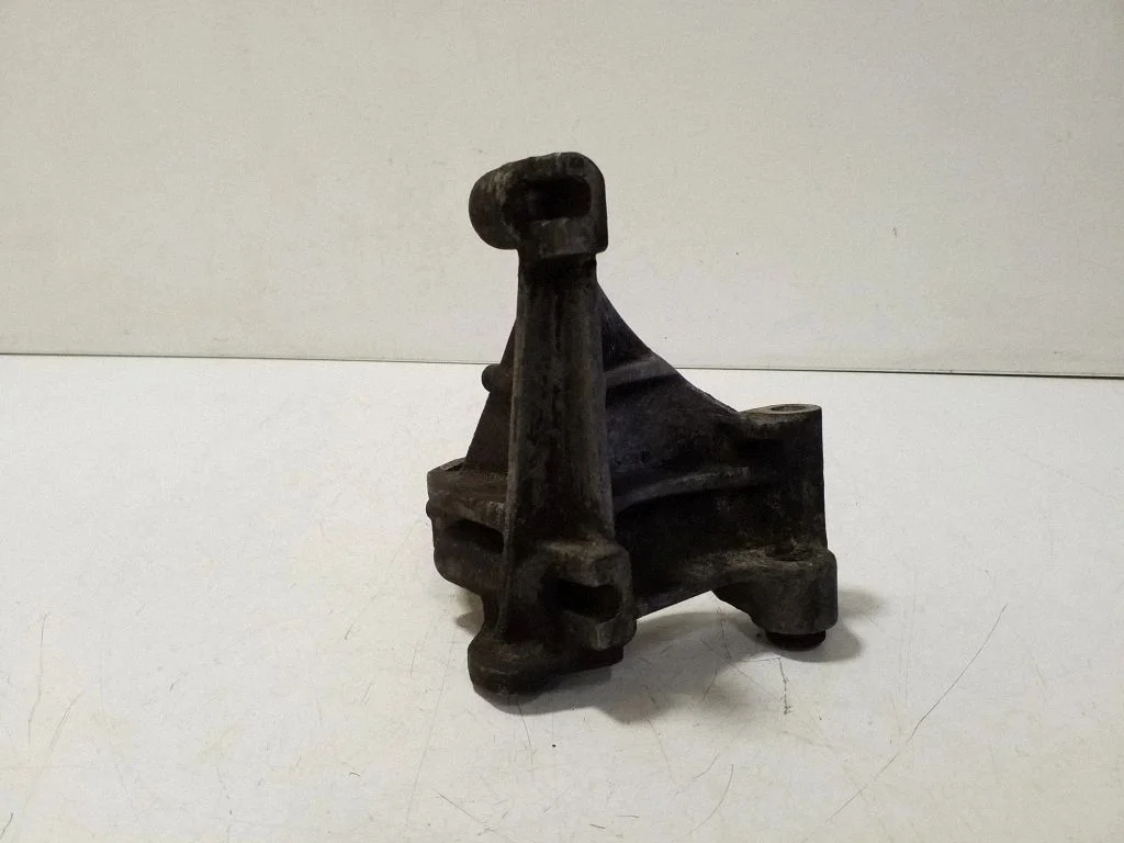 Engine mounting bracket