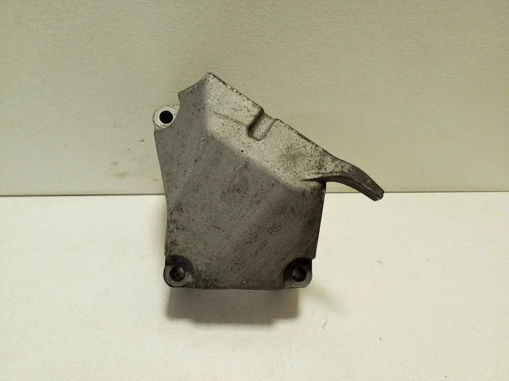 Mootori kinnituskronstein 13248477