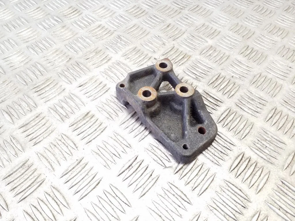 Engine mounting bracket