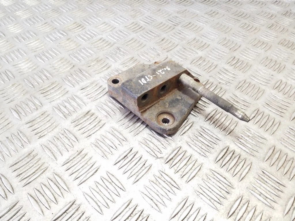Engine mounting bracket