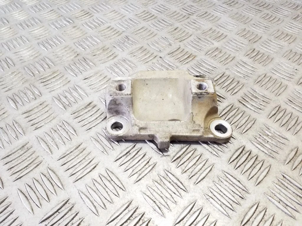 Engine mounting bracket
