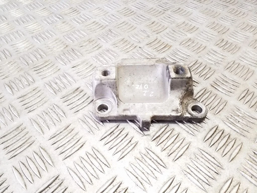 Engine mounting bracket