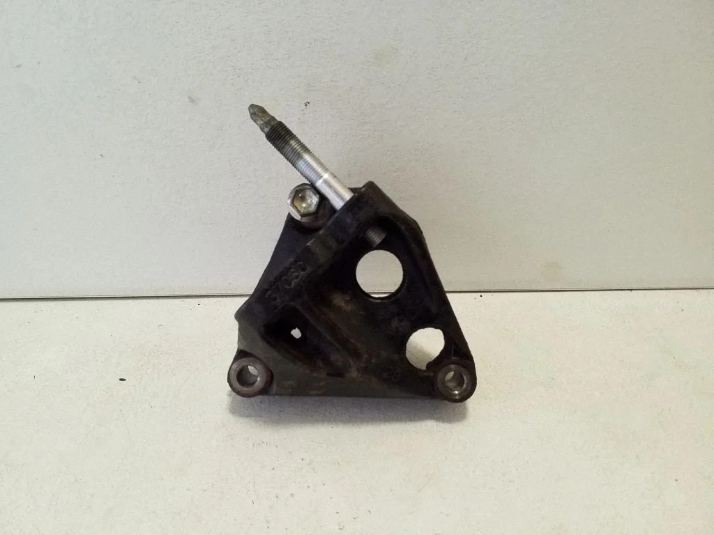 Engine mounting bracket
