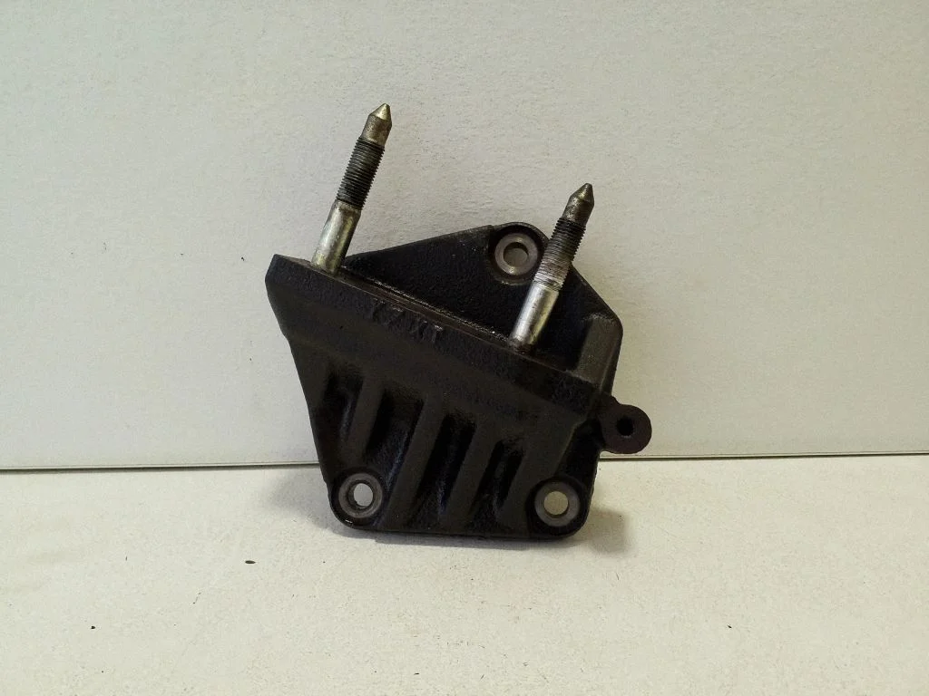 Engine mounting bracket