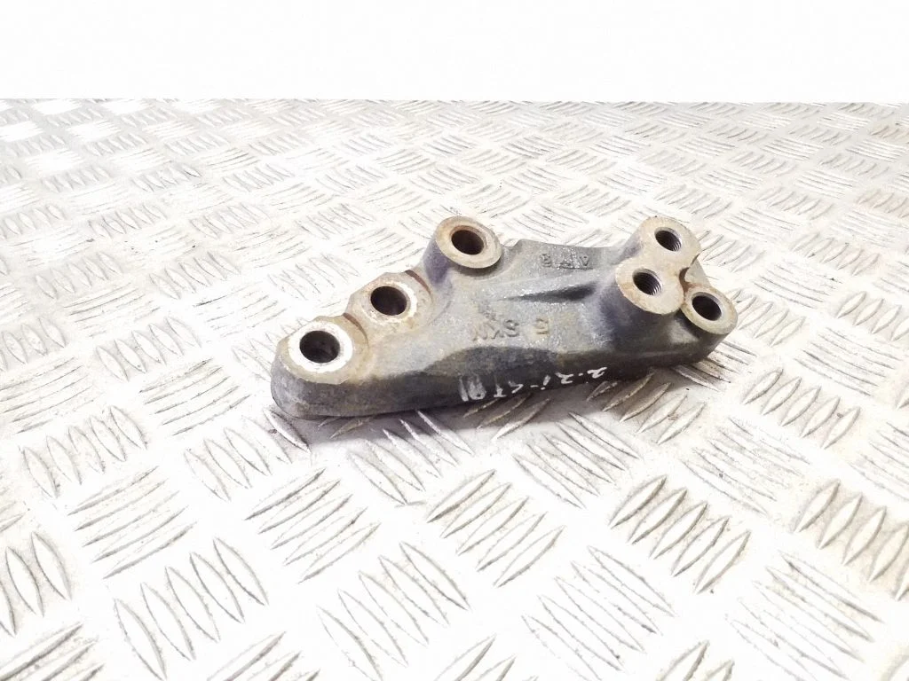 Engine mounting bracket