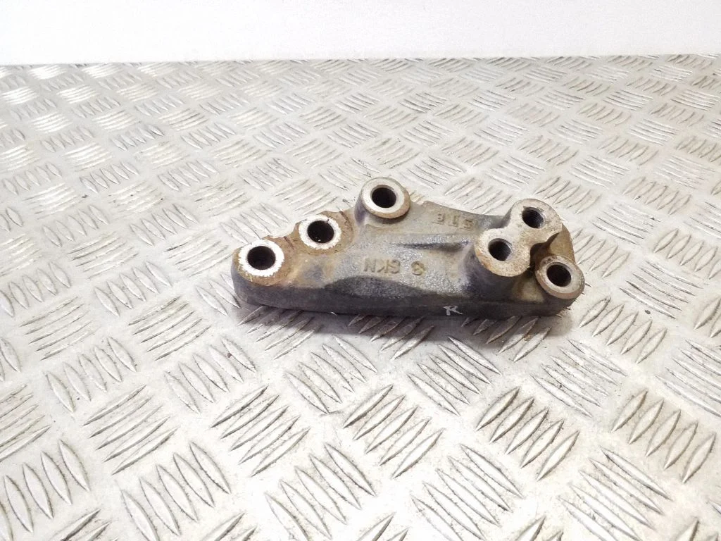 Engine mounting bracket