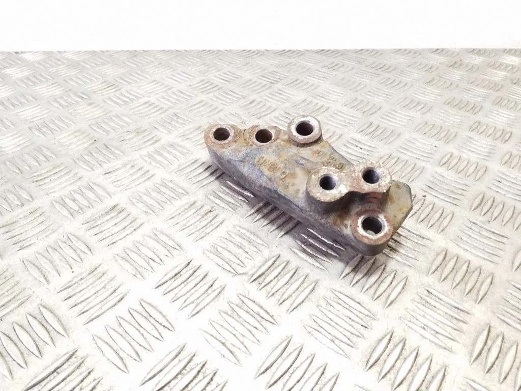 Engine mounting bracket