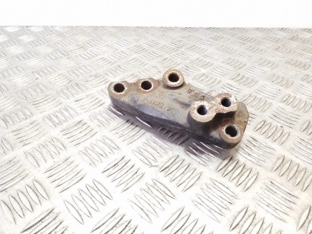 Engine mounting bracket
