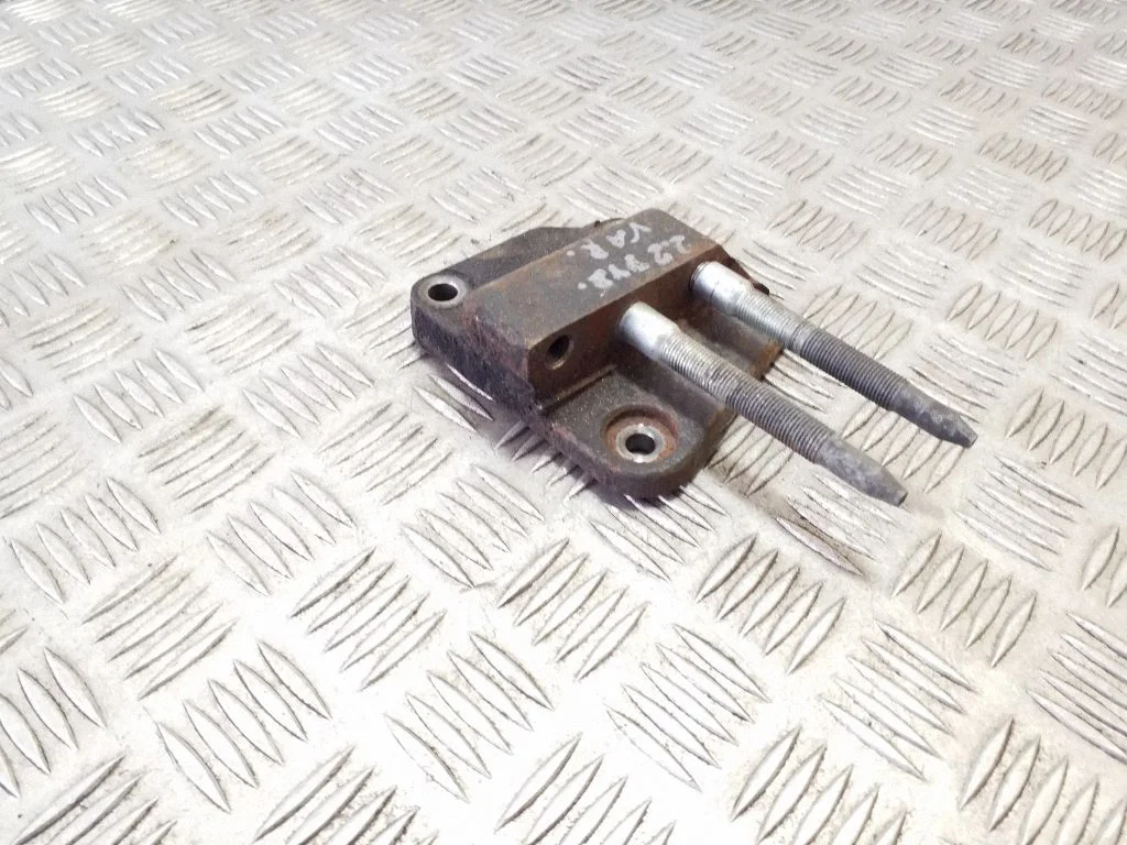 Engine mounting bracket