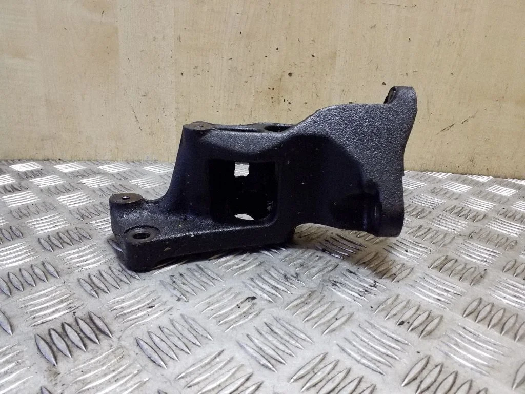 Engine mounting bracket 304414BF1A