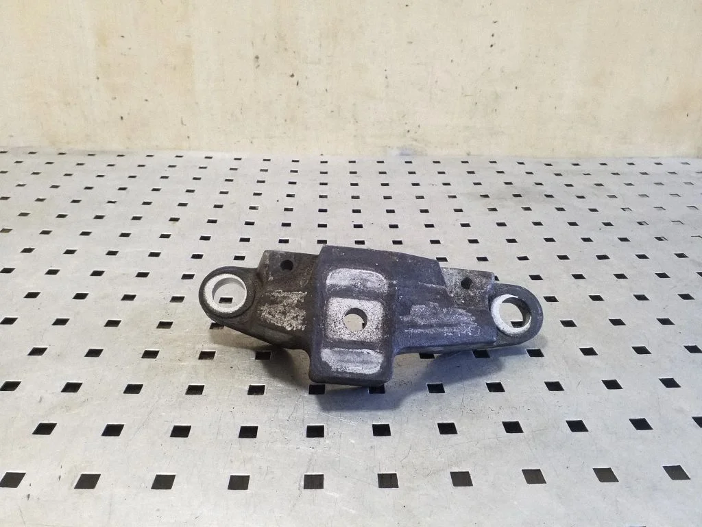 Engine mounting bracket G2769100