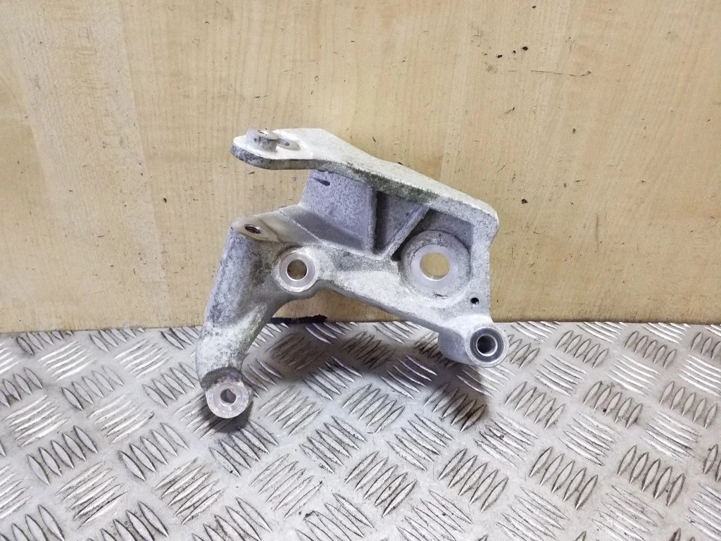 Engine mounting bracket 31430470