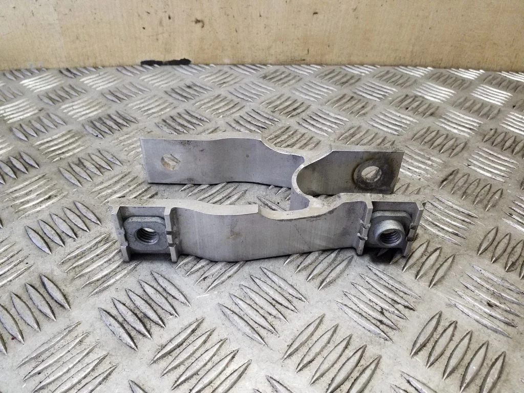 Engine mounting bracket 32139982