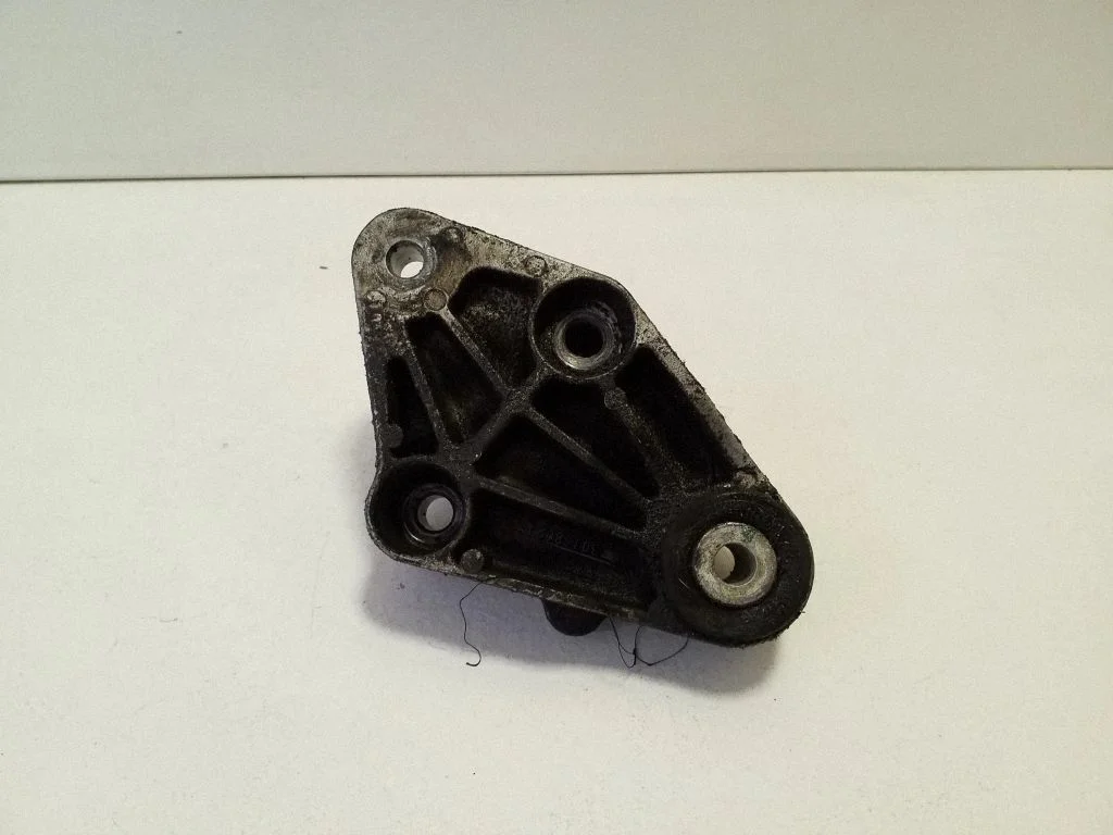 Engine mounting bracket 30758027
