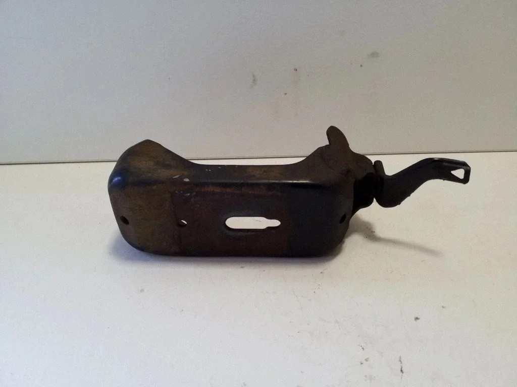Engine mounting bracket – left