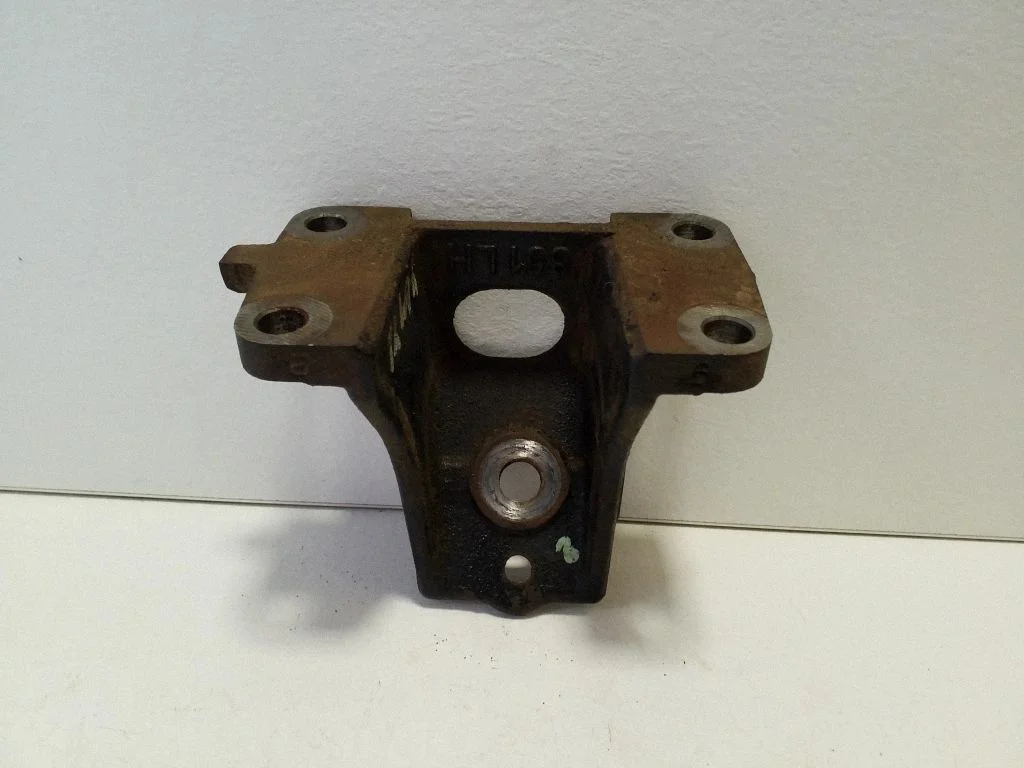 Engine mounting bracket – left