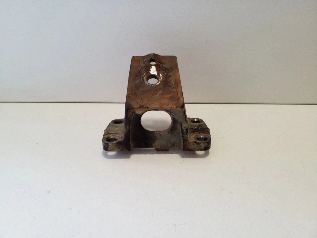 Engine mounting bracket – right