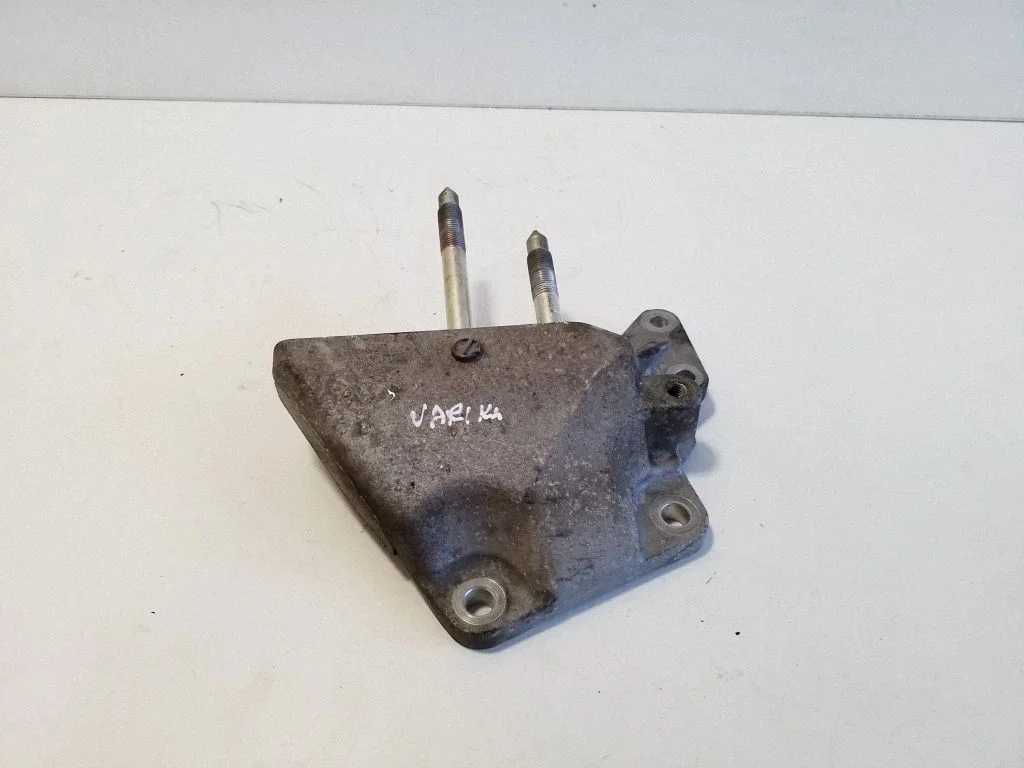 Engine mounting bracket