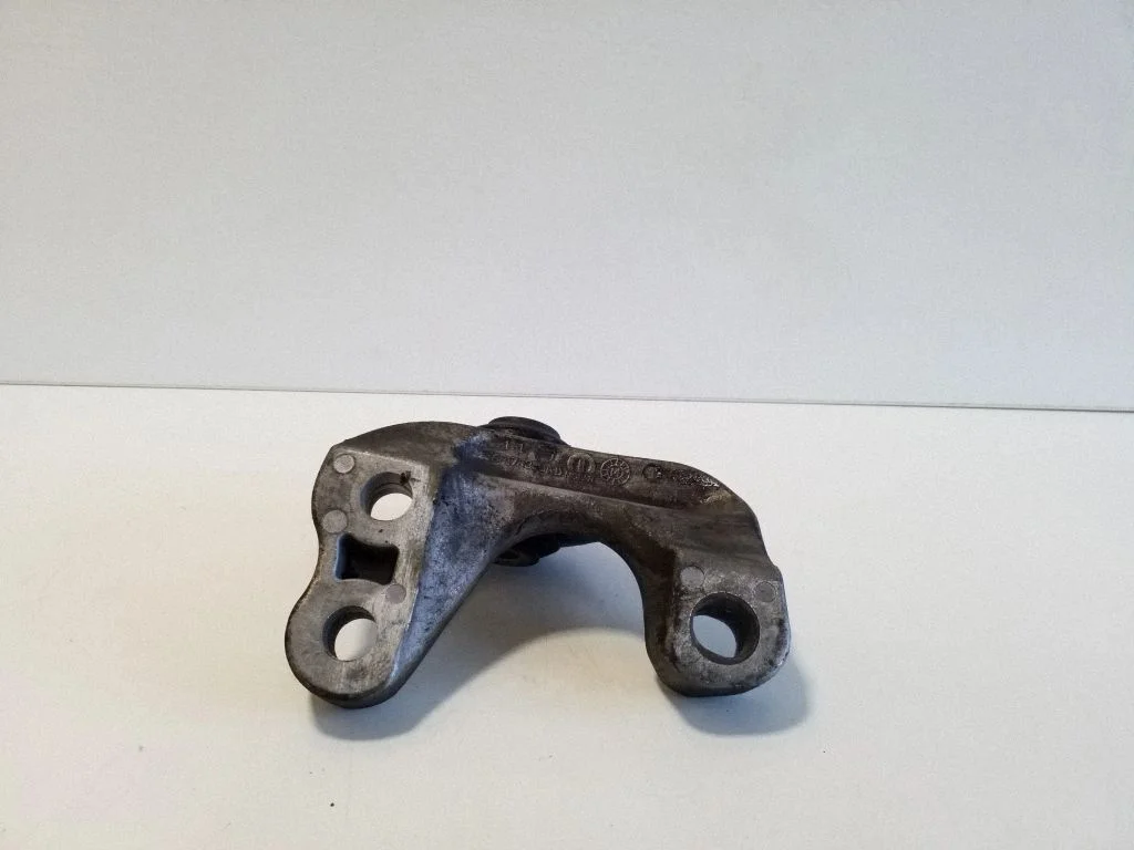 Mootori kinnituskronstein 68178353AD