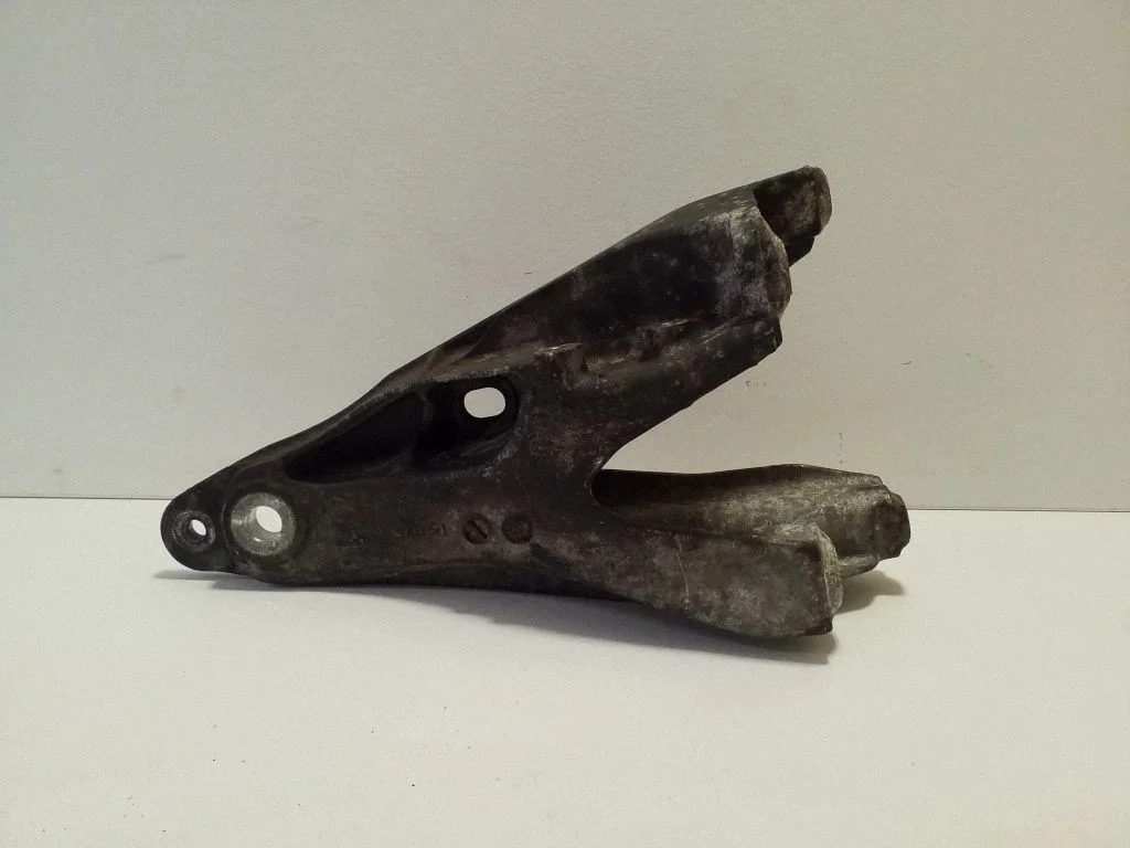 Engine mounting bracket 7E0199370