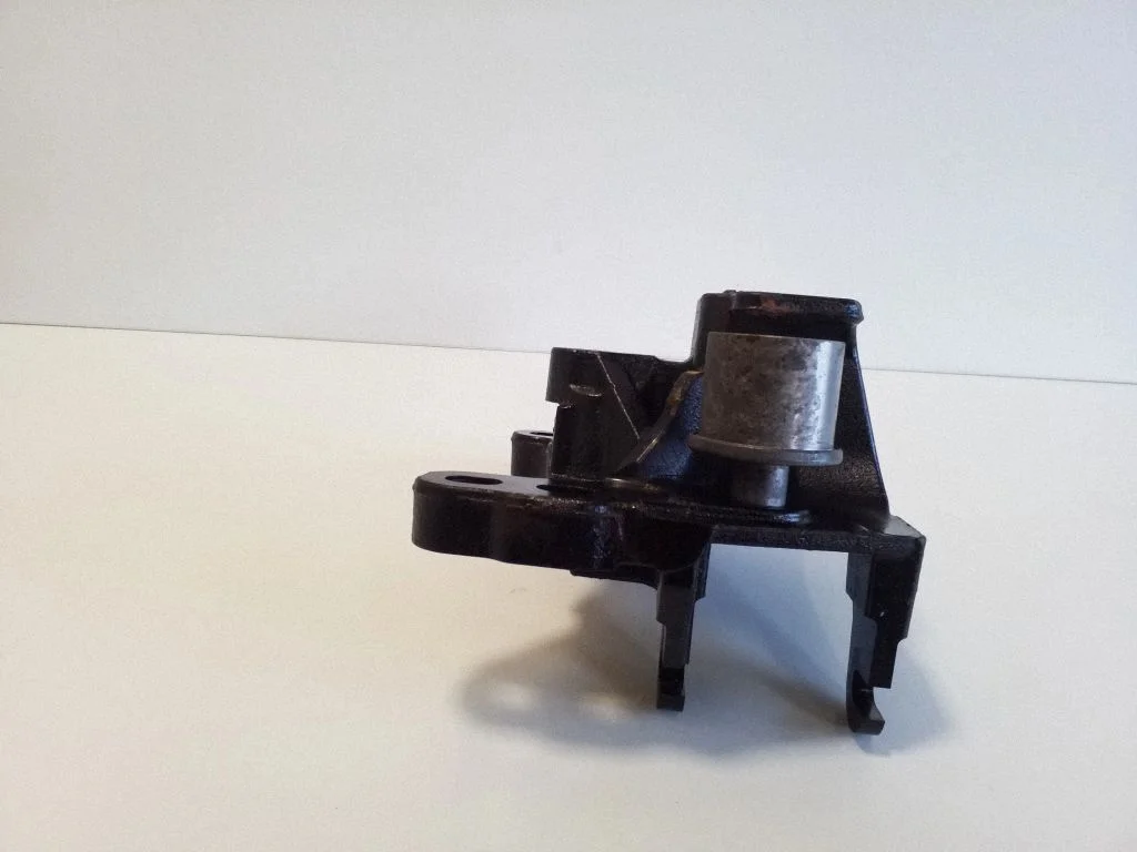 Mootori kinnituskronstein L8D26P096AA