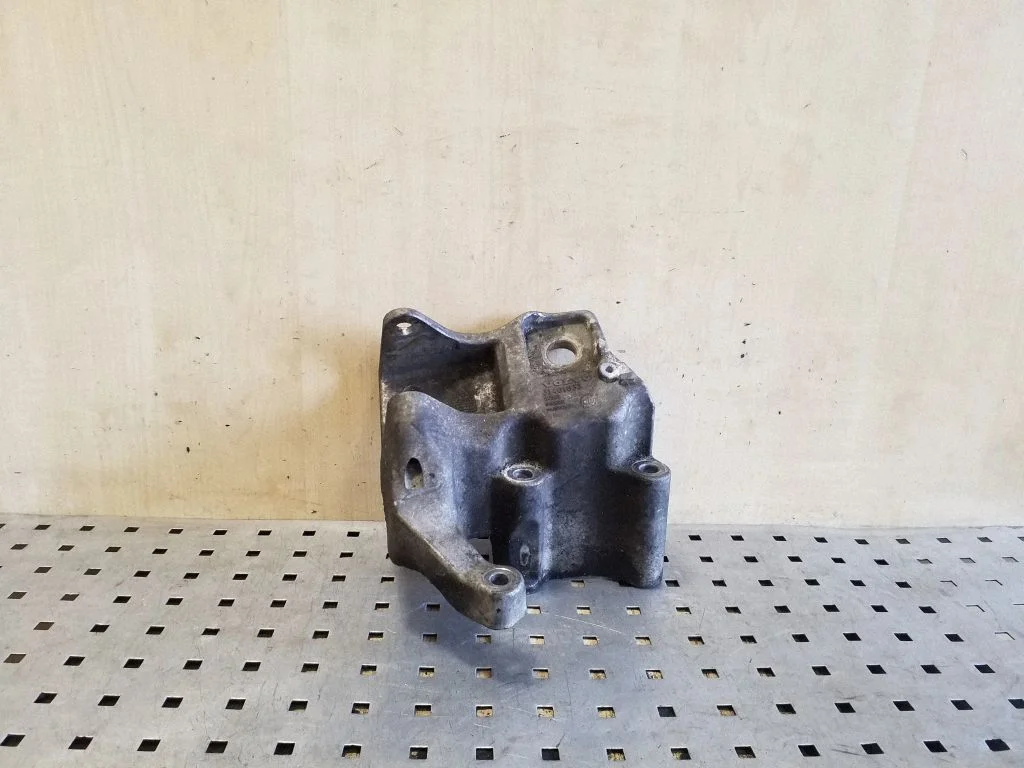 Engine mounting bracket 31401633