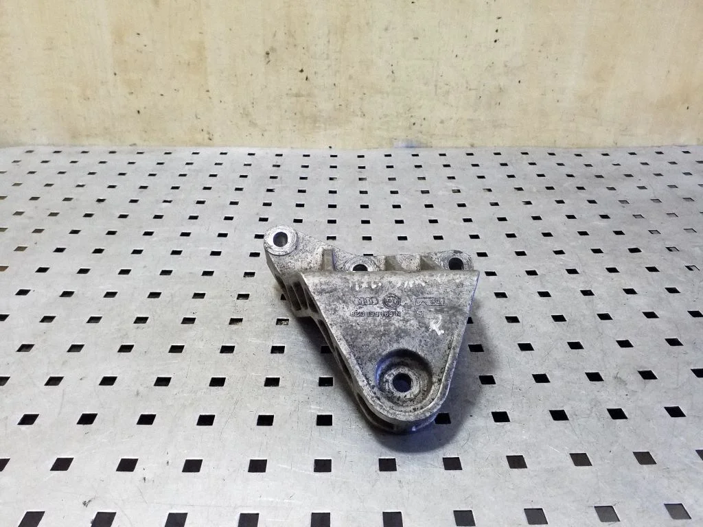 Engine mounting bracket 8Z0199185N