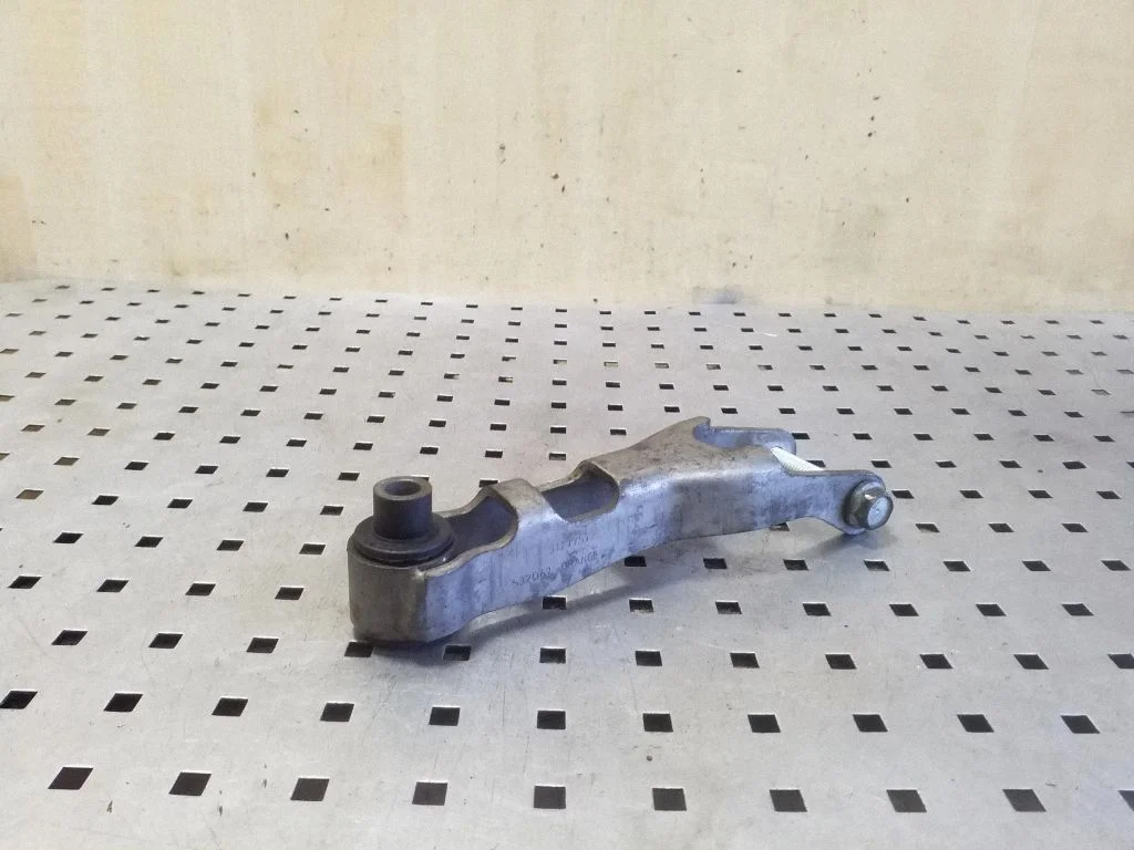 Engine mounting bracket 31277572