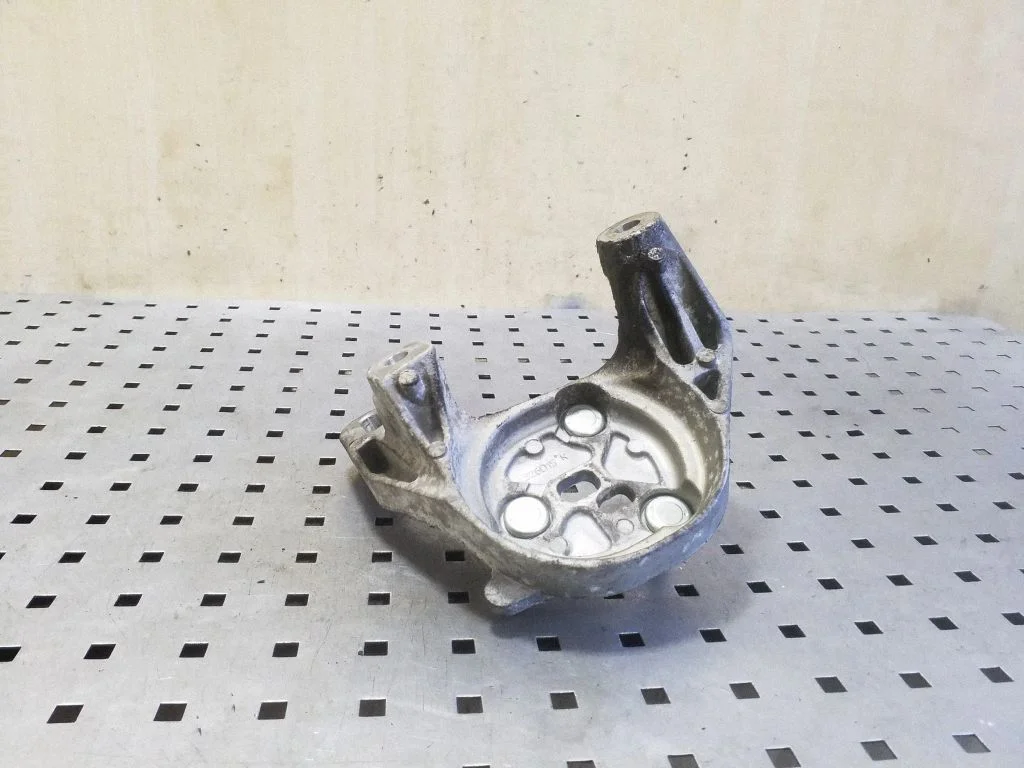 Engine mounting bracket 30778783
