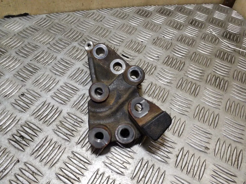 Engine mounting bracket
